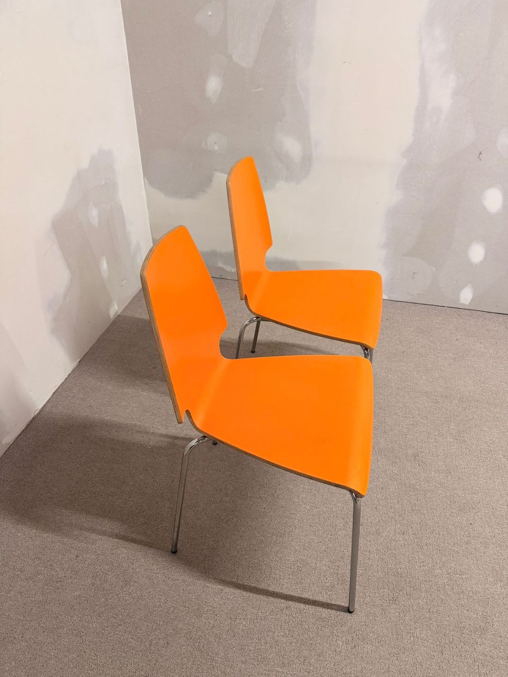 Stühle: 2x Ikea Vilmar Stuhl in orange, stapelbar – Gebraucht aus Rickenbach ZH von Der-Insider 1