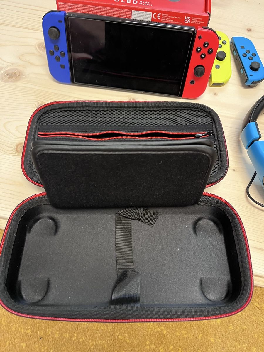 Nintendo Consoles: Nintendo Switch Oled mit 5 Spielen und 4 Controllern – D'occasion à Baden par Schlagwein 1