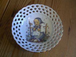 M.J. Hummel Motiv, hübsche Durchbruchschale "Er liebt mich"
