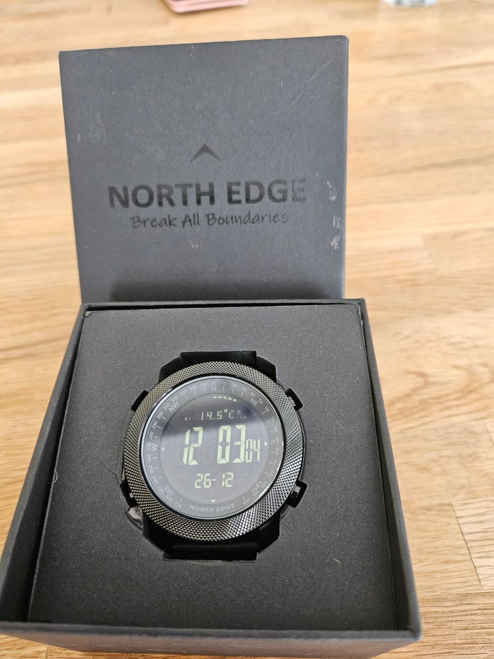 Orologi: Sportuhr mit Höhenmesser / North Edge APACHE / Neu – Nuovo (secondo la descrizione) da Einsiedeln venduto da Salusa