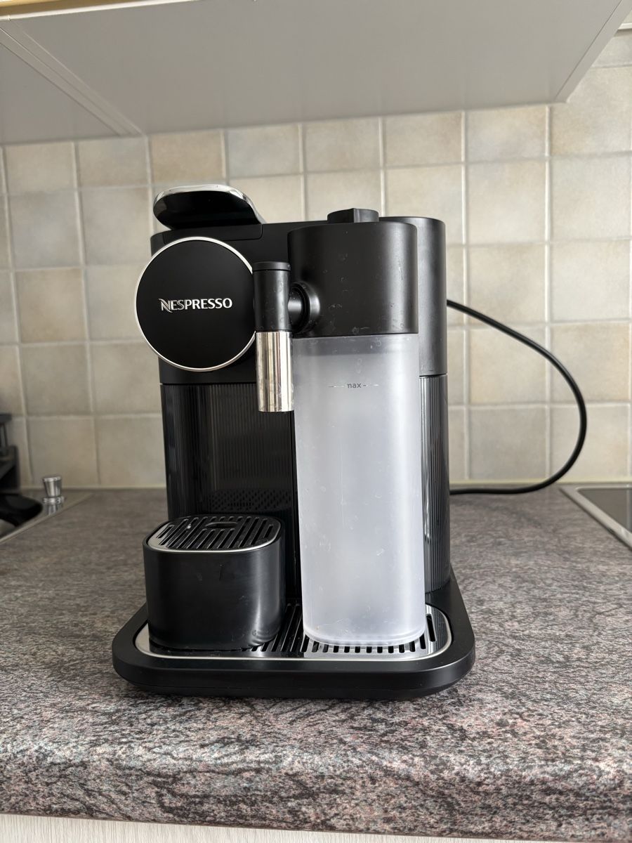 De'Longhi Macchine per caffè & Macchine per espresso: Nespresso Gran Lattissima, schwarz – Usato da Zuzwil SG venduto da mubazu