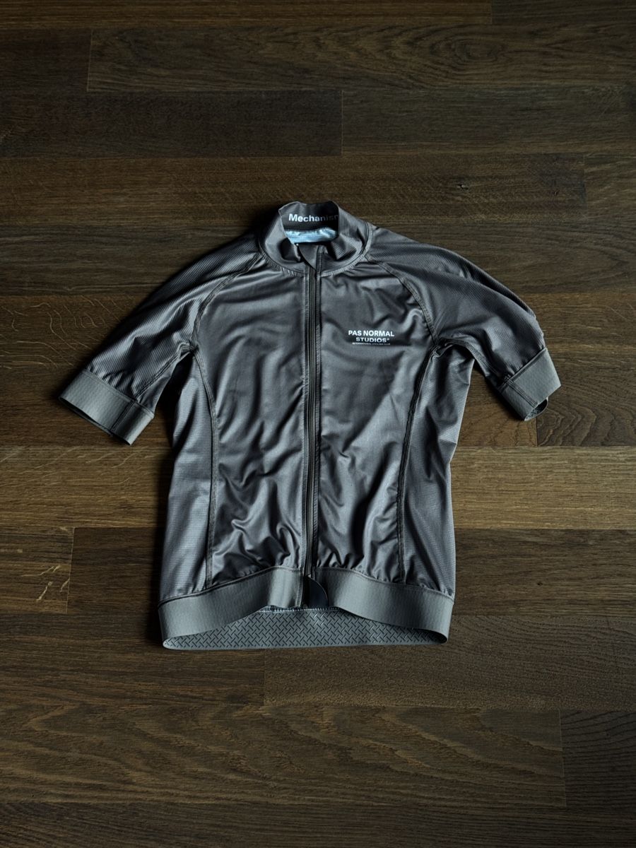 Pas Normal Studios Canottiere & Pantaloni: Pas Normal Studios Mechanism Jersey Earth - Grösse S – Usato da Zürich venduto da PhilWIL 1