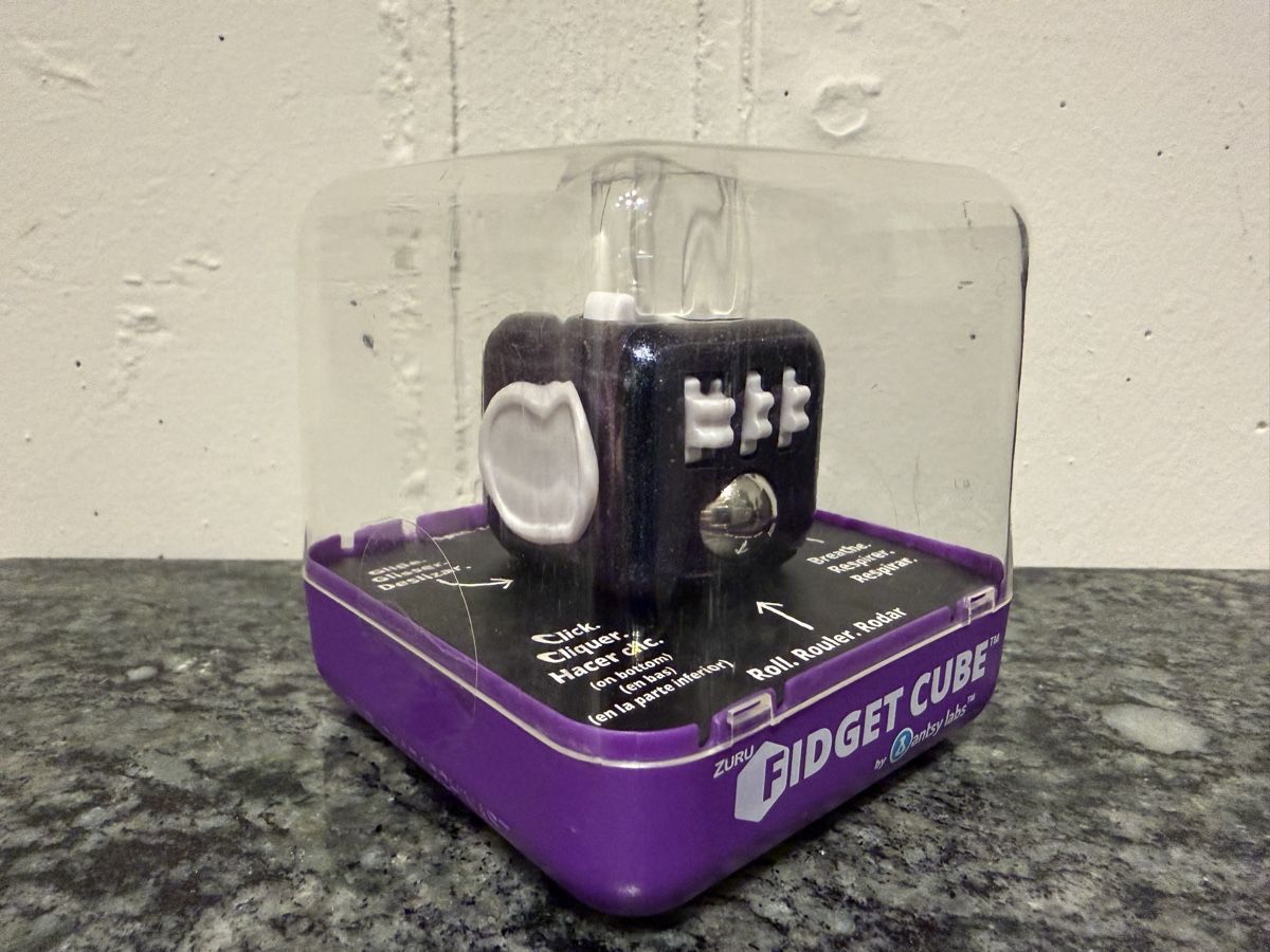 Spiele: FIDGET CUBE cool purple colour – Neu und originalverpackt aus Baar von Pared 1