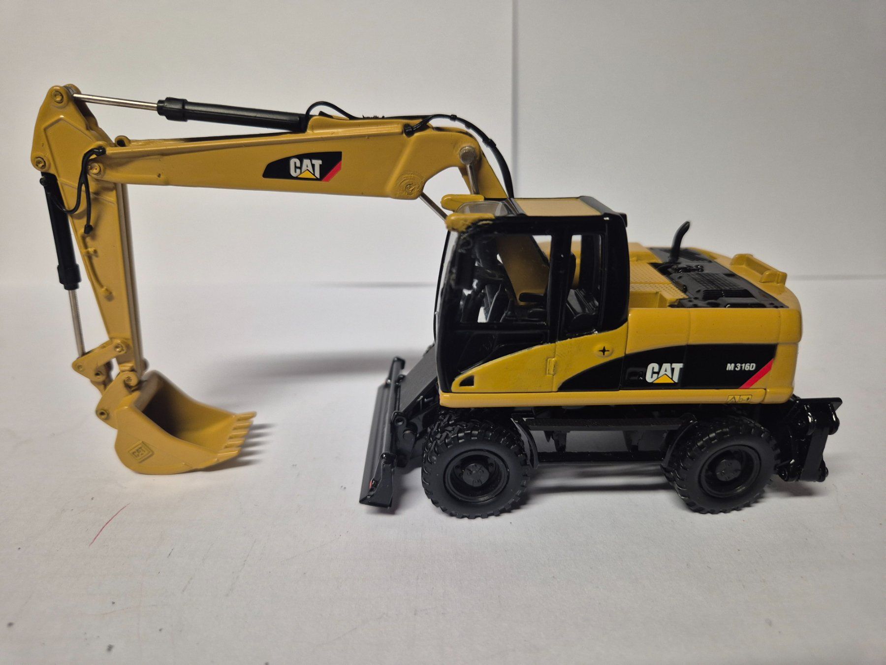 Caterpillar Kit di modellismo & Modellini statici: CATERPILLAR M316 D – Usato da Moutier venduto da cat365