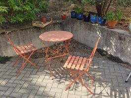 A vendre table de jardin et deux chaises
