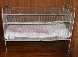 antikes Kinderbett von EMBRU (HS)