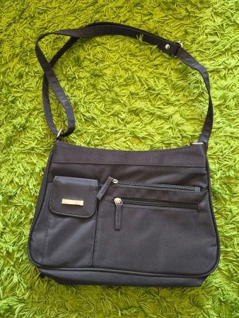 Neue Handtasche mit vielen Fächern