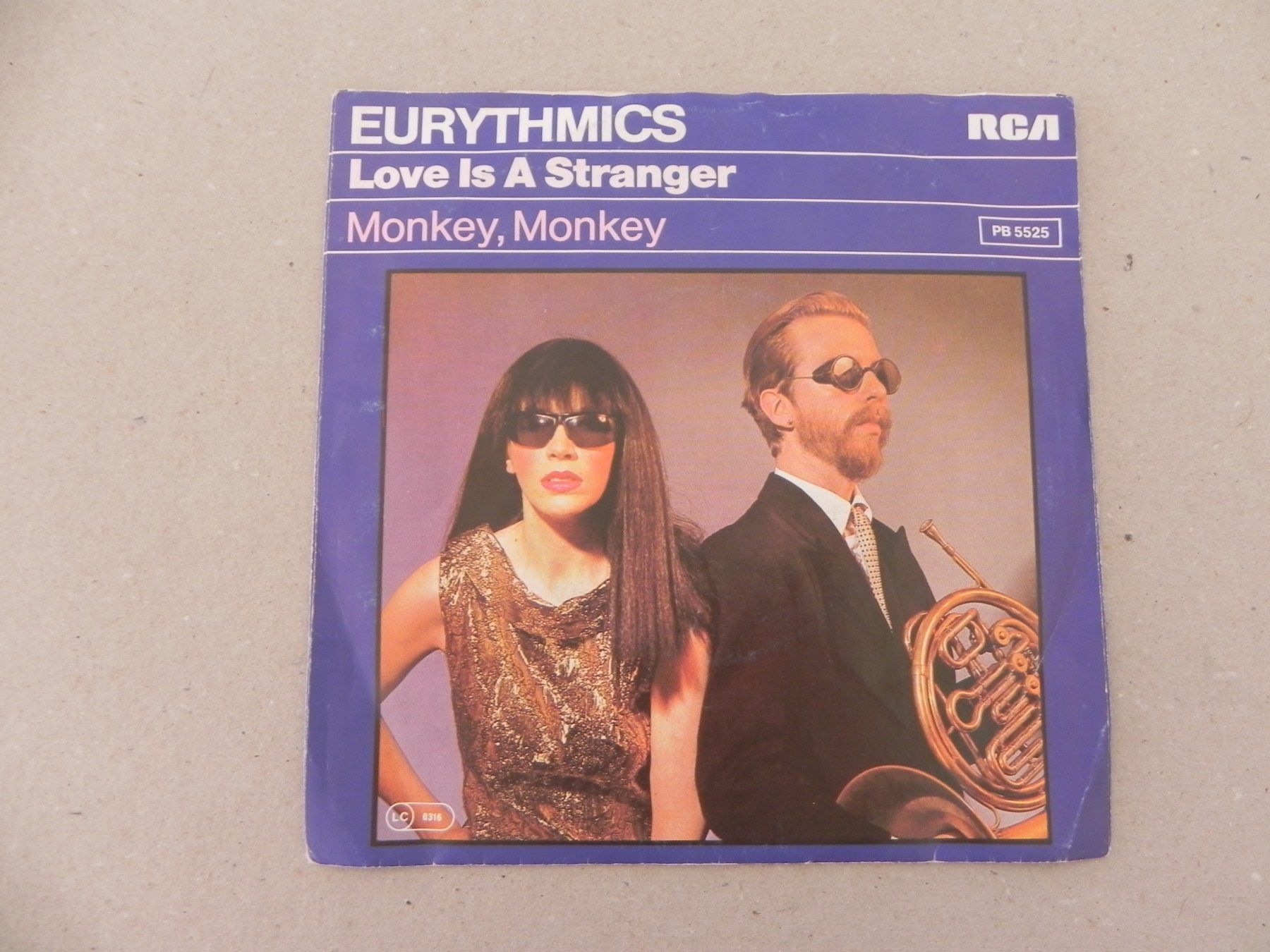 Dischi in vinile: Single brit. Pop Duo Eurythmics 1982 Love is a Stranger – Usato da Siebnen venduto da krimsie 1