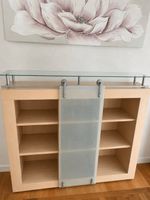 Modernes Sideboard mit Glasaufsatz