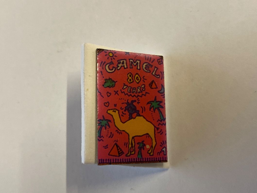Camel Placchette & Badge: Pin's - Camel 80 Ans Été Collection – Usato da Le Brassus venduto da cinema13