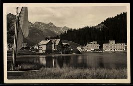 AK Arosa, Obersee, Seeufer mit Hotels, Segelboot und Bergpan