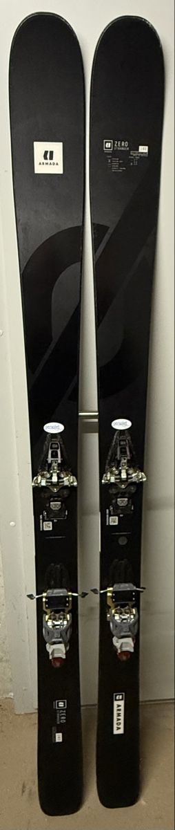 Armada Skis: Skis Armada Zero Stranger 180 cm avec fixations Dynafit – Gebraucht aus Ins von Patpat2