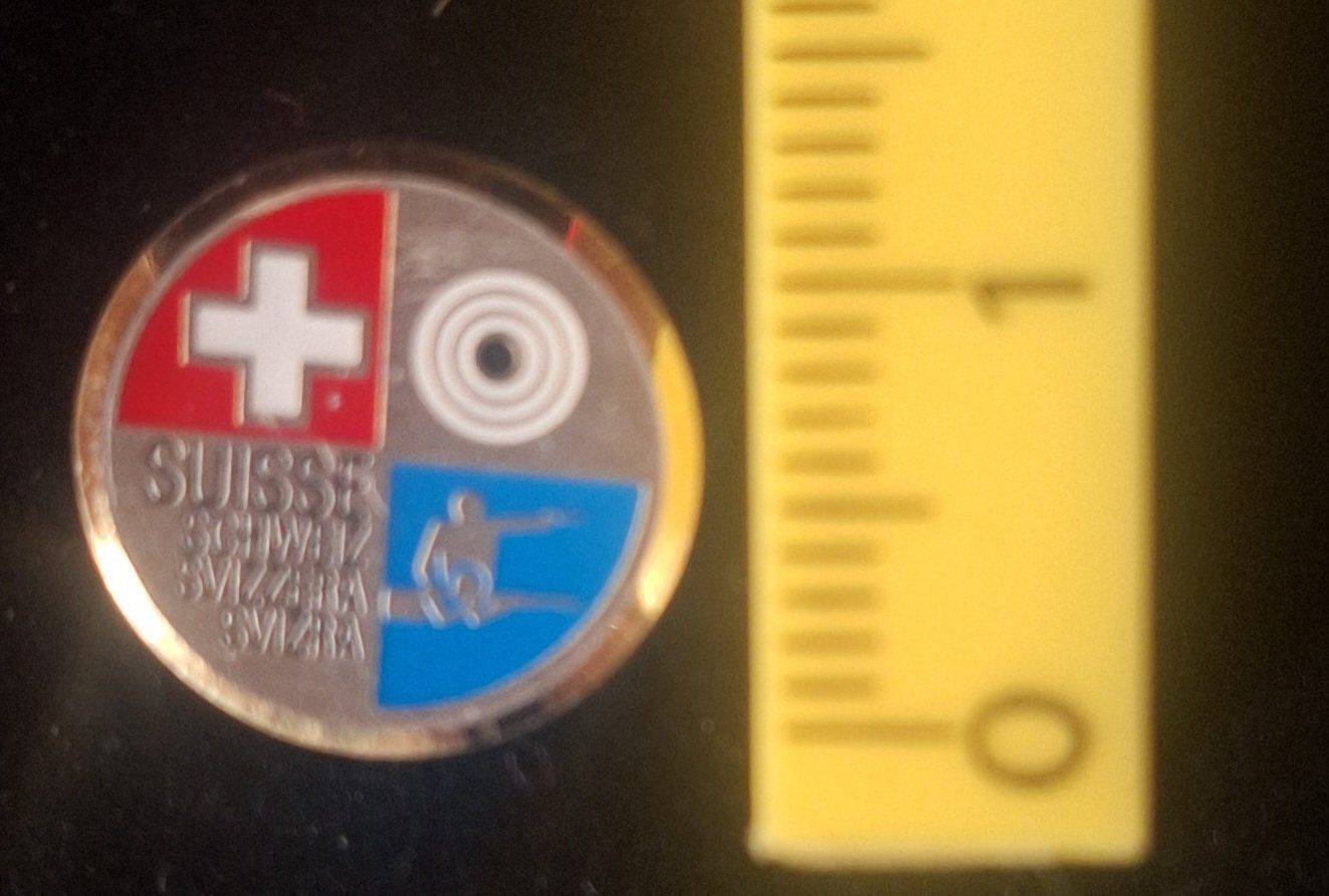 Plaketten & Abzeichen: Schweizer Pin mit Schiessmotiv – Gebraucht aus Zug von Sdoerfli