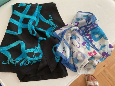 2  Seiden Foulards Schwarz Blau / Weiss Lila