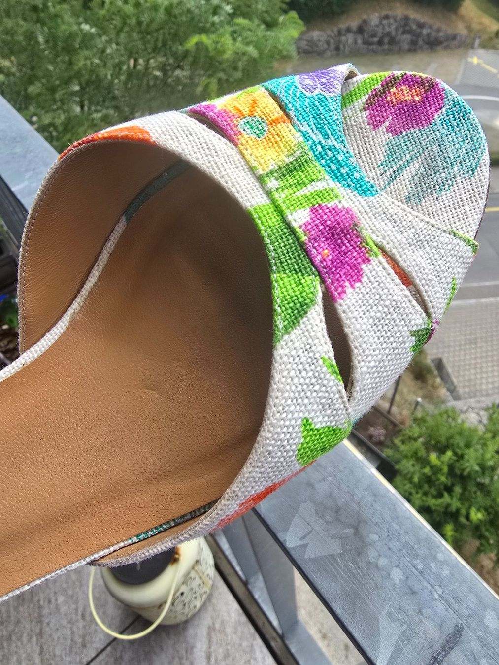 Stuart Weitzman Chaussures femmes: STUART WEITZMAN SANDALE MIT GEWEBTE OBERFLÄCHE/BLUMEN – D'occasion à Möriken AG par rowyta 5