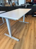Elektrisch höhenverstellbarer Schreibtisch