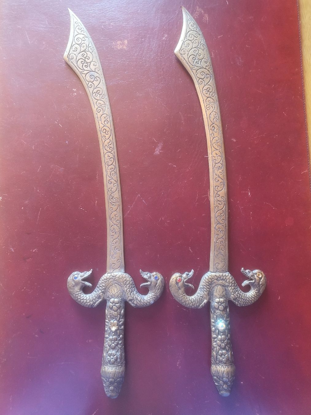 Tutte le decorazioni: 2 dekorative Schwerte aus Messing mit Gravur – Usato da Untersiggenthal venduto da vonberner 1