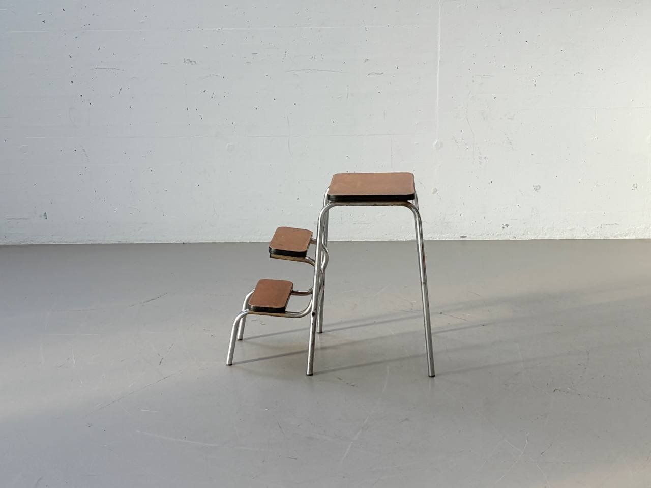 Hocker: Kelko Tritthocker mit braunem Kunstleder & Chromgestell – Gebraucht aus Zürich von LeMoege 4