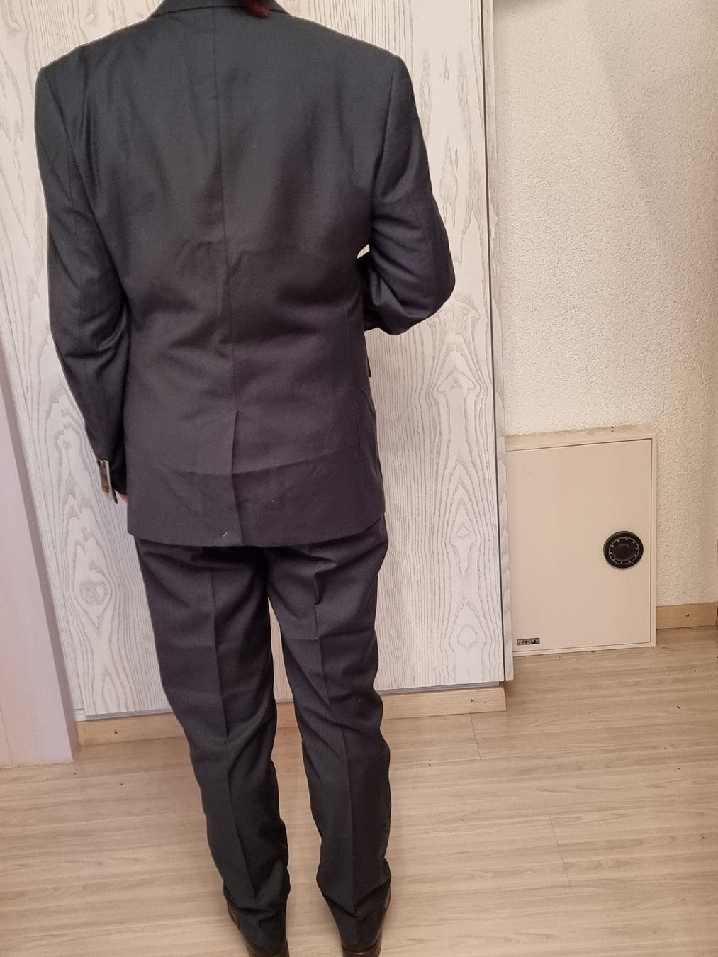 Anzüge: Herren Anzug mit Gilet – Neu und originalverpackt aus Uetendorf von .Eidgenosse. 3
