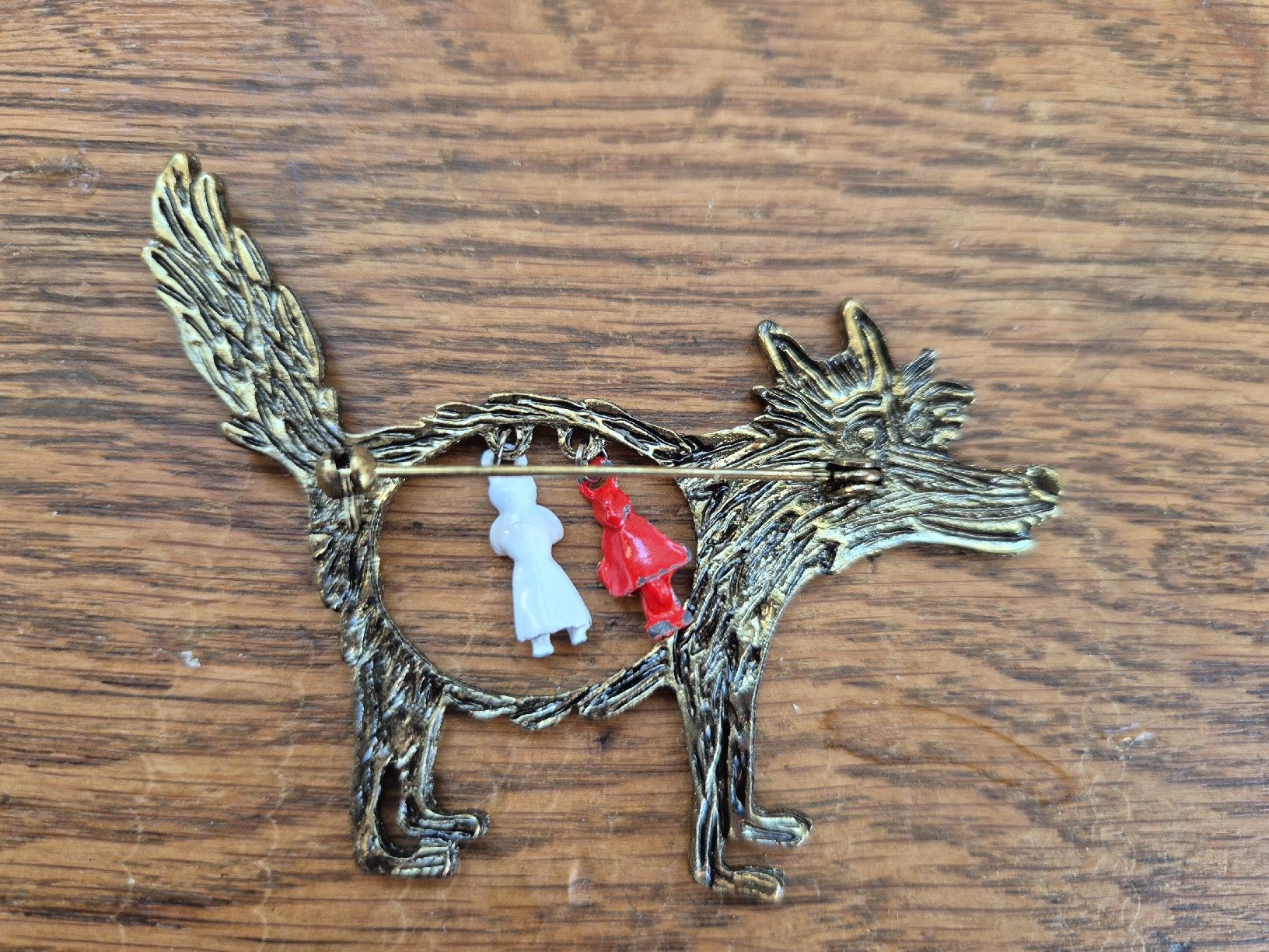 Broches & Aiguilles: Brosche Wolf mit Rotkäppchen und Grossmutter – D'occasion à Utzenstorf par Lutra4678 2