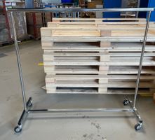 Stabiler Kleiderständer auf Rollen – höhenverstellbar