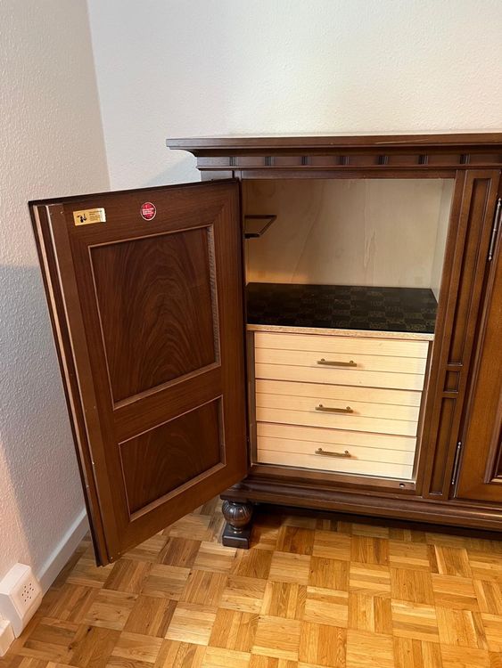 Commodes: Wunderschönes Buffet/Anrichte aus Massivholz, Top Zustand! – D'occasion à Bazenheid par Fabian911 3