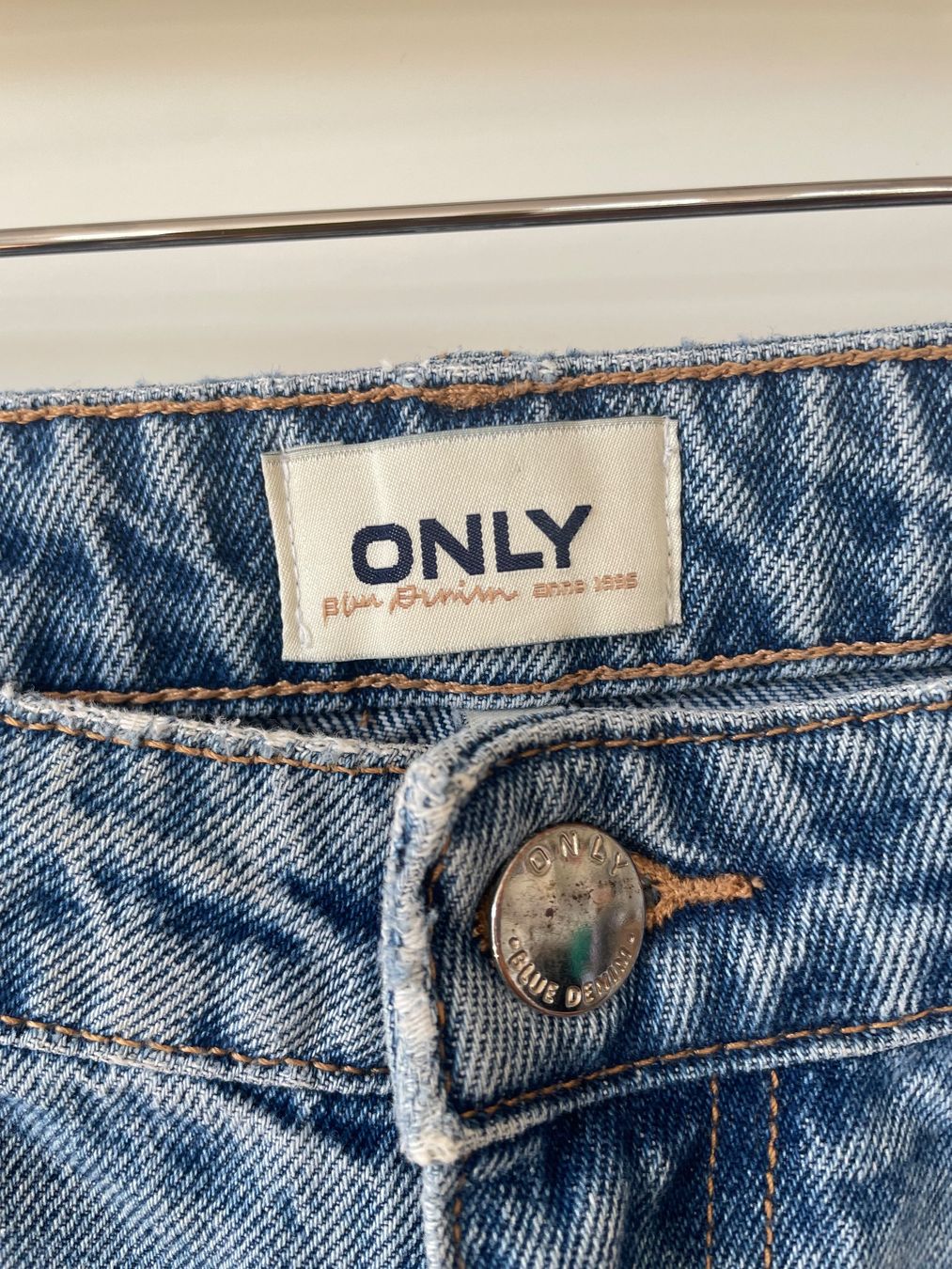 Only Jeans: Only Mom Jeans Gr. 28/32, 100 % Baumwolle – Usato da Neukirch an der Thur venduto da bee88 1