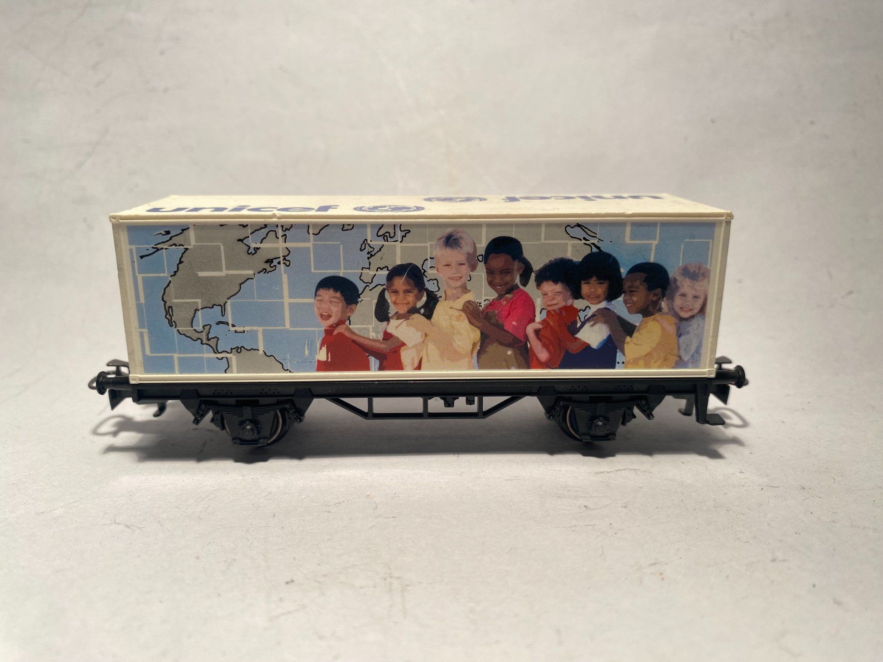 Märklin Modellini di ferrovie: Märklin Containerwagen UNICEF, AC Achsen – Usato da Buchrain venduto da Modellbahn11