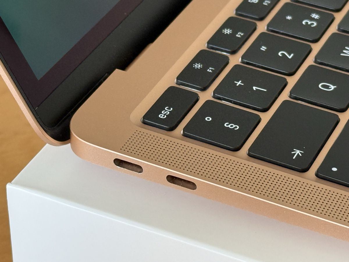 Apple Notebook: MacBook Air M1 mit Apple Care + bis Juni 2027 – Nuovo (secondo la descrizione) da Flawil venduto da rho199 1