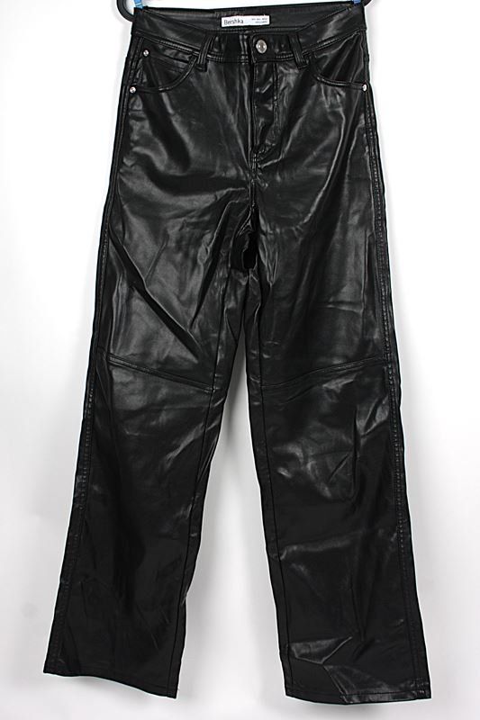 Bershka Pantaloni: BERSHKA Kunstlederhose schwarz Gr. S – Usato da Zollikofen venduto da Restwert_Zollikofen