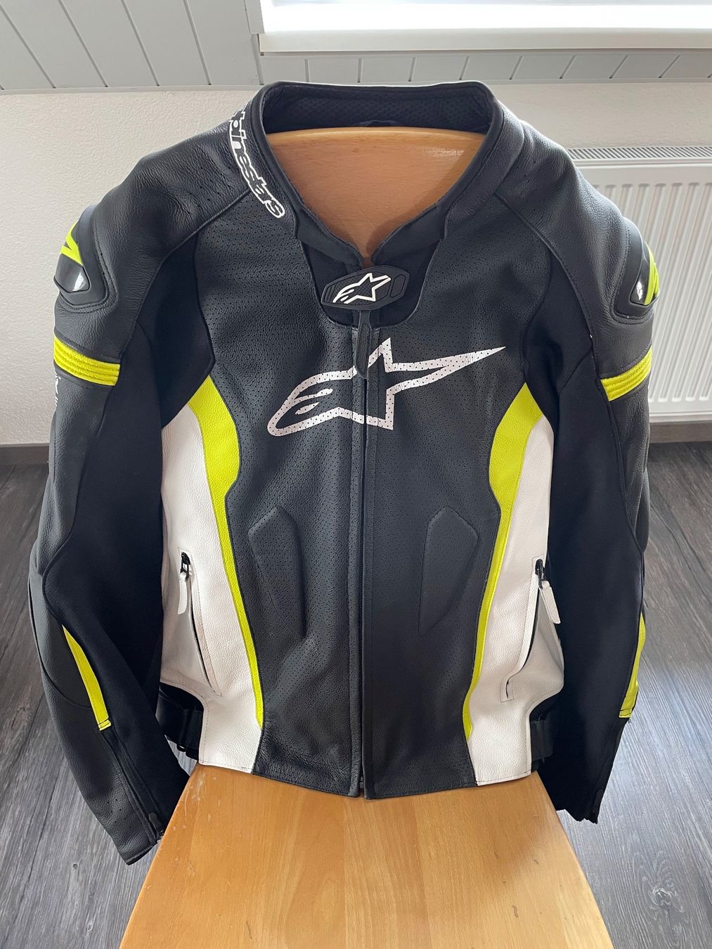 Alpinestars Giacche: Veste cuir moto Alpinestars – Nuovo (secondo la descrizione) da Les Breuleux venduto da r_m_m2x9 5