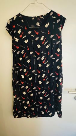 Schwarzes Sommerkleid mit Pfeifen & Mützen Muster Gr. M