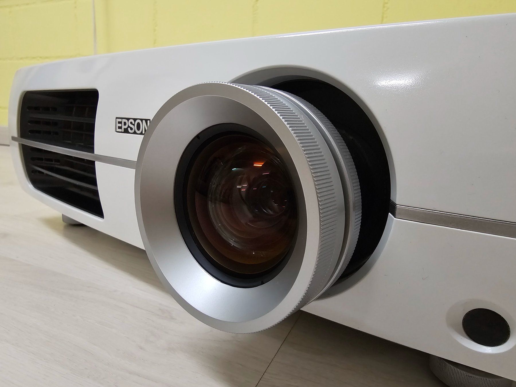 Epson Proiettori: Full-HD-Beamer Epson EH-TW3200 – Usato da Niederwil AG venduto da flimmerwerk 6