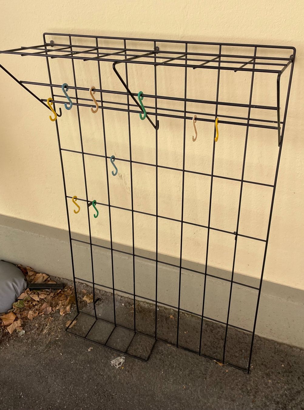 Guardaroba: Drahtgitter Garderobe evt. von Karl Fichter oder String – Usato da Bern venduto da winkelbern