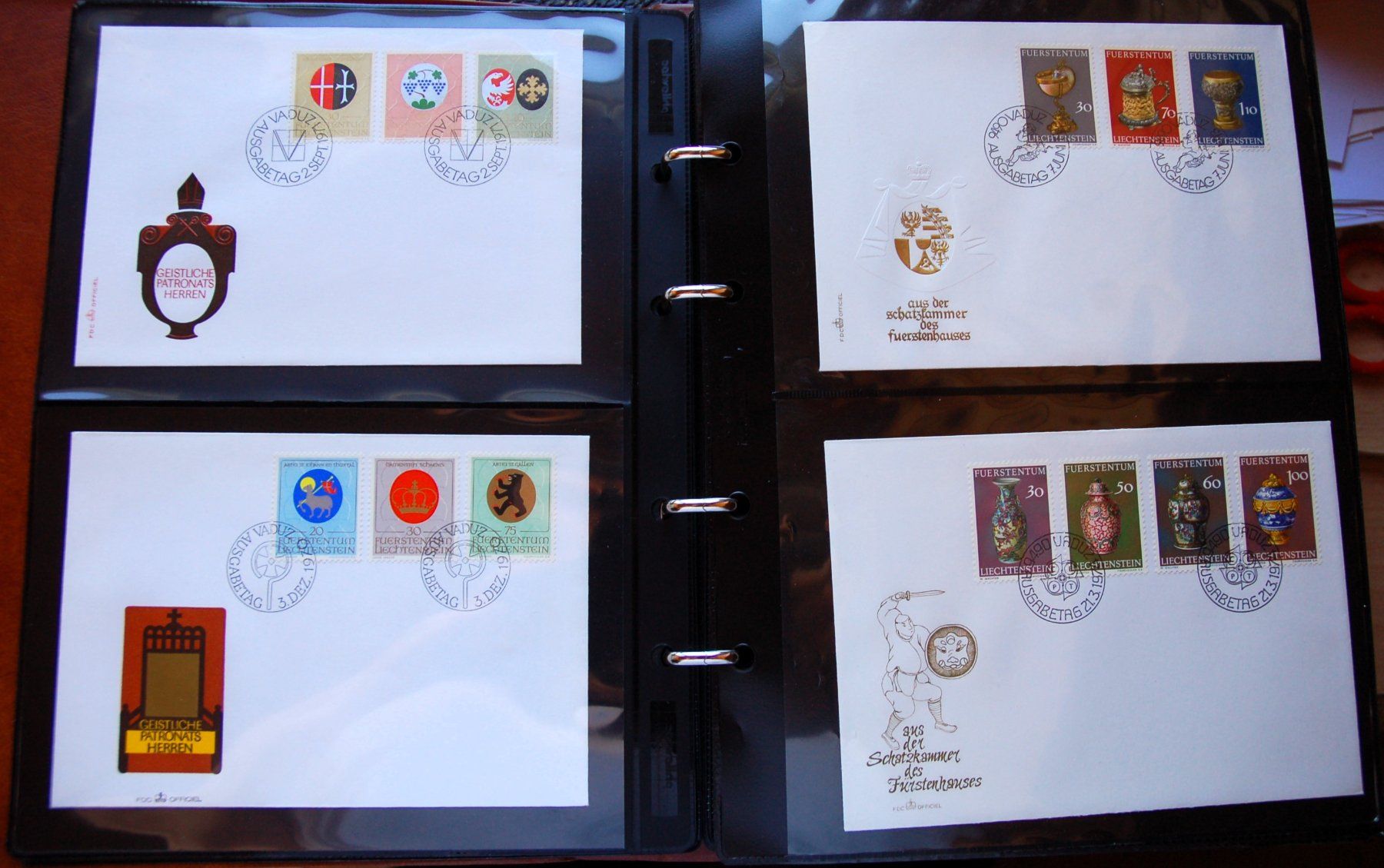 Alle Briefmarken: 84 FDC divers pays dans un album ocre – Gebraucht aus Gland von pas_wxw 1
