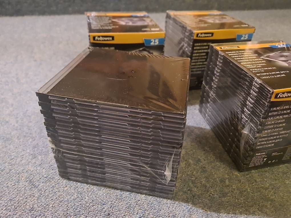 Tutti i DVDs: 100 Boitiers slim pour CD DVD BluRay – Usato da Châtel-St-Denis venduto da max_fri 1