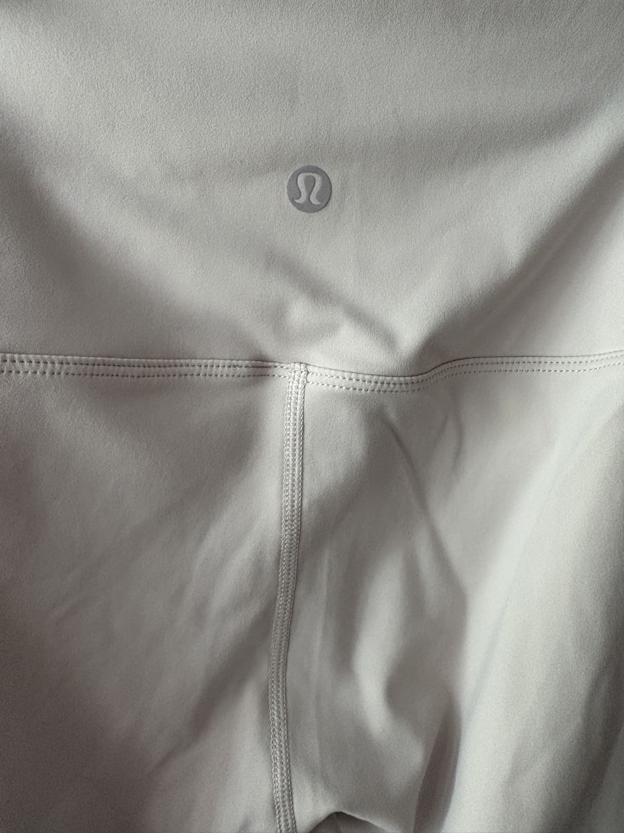Lululemon Lotti di vestiti: Lululemon jacket and leggings off-white – Usato da Nyon venduto da My_wardrobe 7