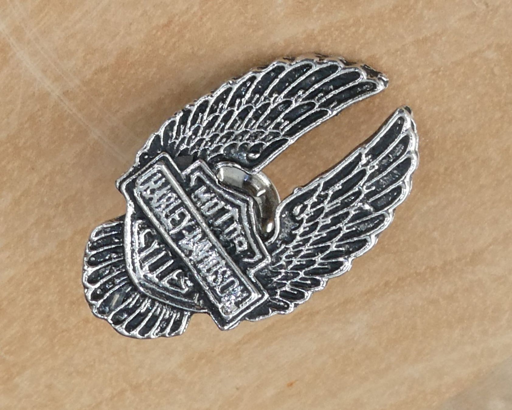 Harley-Davidson Placchette & Badge: Metall Pin Harley Davidson – Usato da Beromünster venduto da legolas_mt-gd