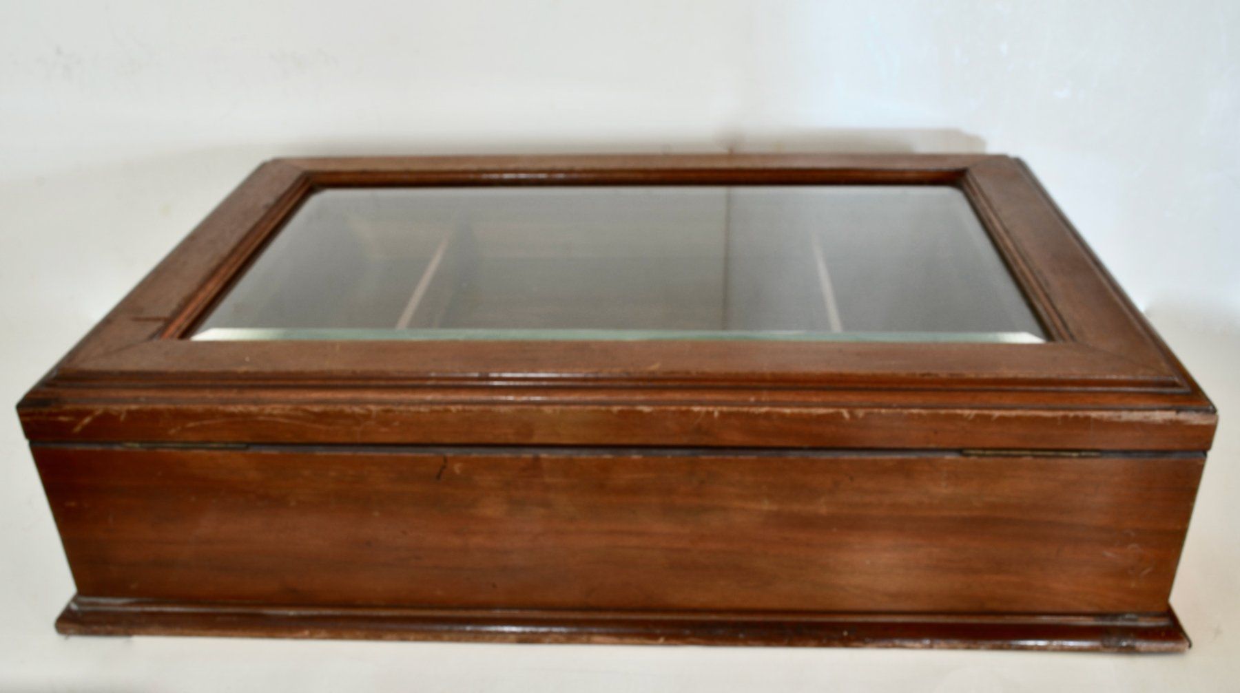 Vetrine: Eine Vitrine aus Mahagoni, um 1875. – Usato da Meilen venduto da glenbeigh 5