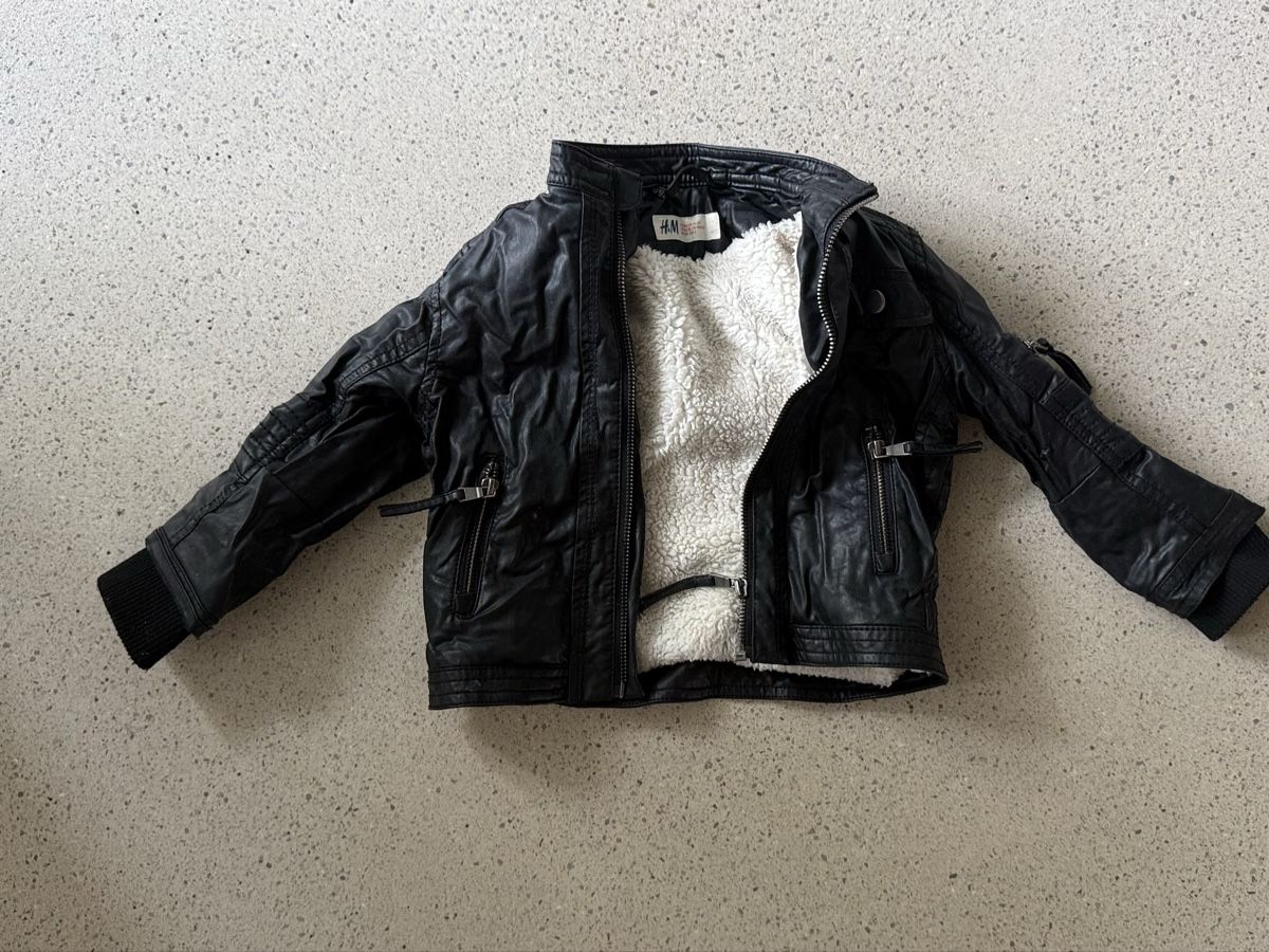 H&M Giacche: Kinder Kunstlederjacke H&M schwarz mit Teddyfutter – Usato da Zürich venduto da eljn