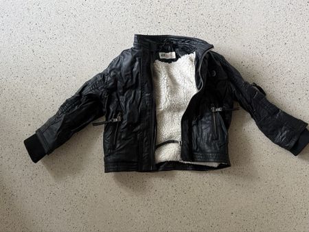 Kinder Kunstlederjacke H&M schwarz mit Teddyfutter