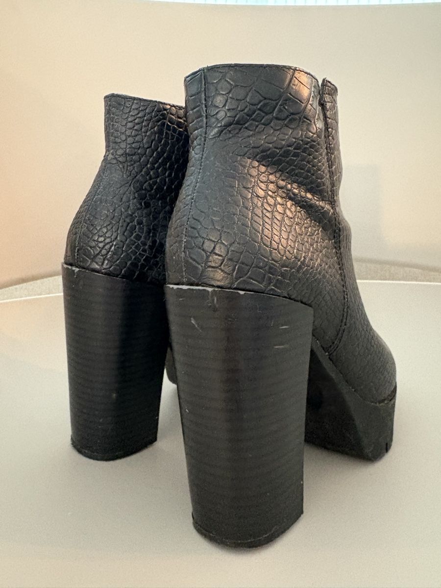 Scarpe da donna: Schwarze Winter Stiefeletten, Kroko Optik, Grösse 36, – Usato da Zürich venduto da Anushka86 2