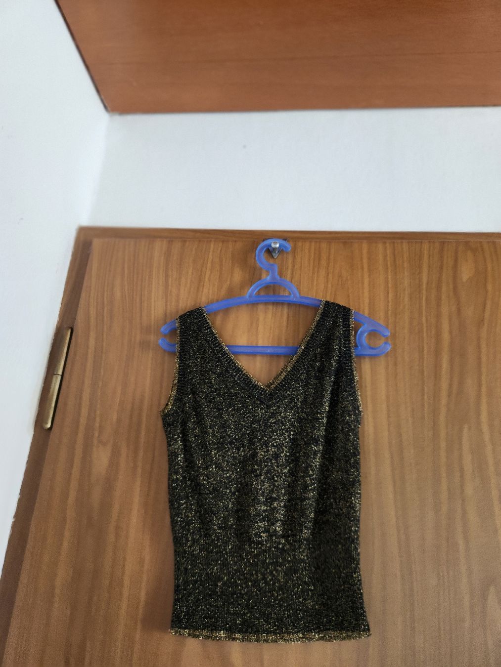 Tops: Haut noir et doré à paillettes, taille S – Gebraucht aus Niedergösgen von Eva2410 1