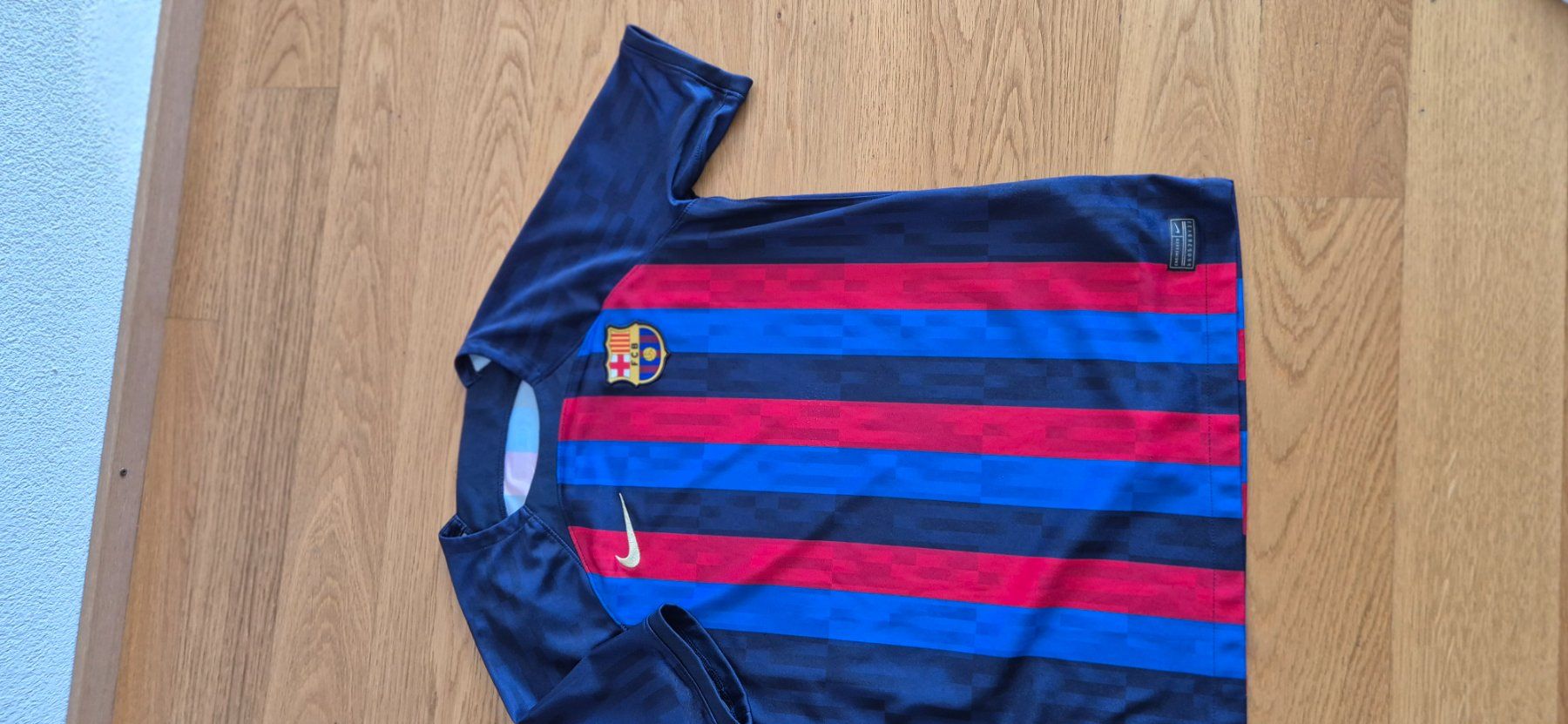 Nike Trainer, Turnhosen & -trikots: T-shirt foot – Gebraucht aus Lausanne von malimar3