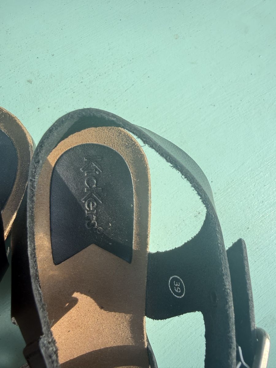 Kickers Scarpe da donna: Kickers Sandalen schwarz Grösse 39 Keilabsatz Leder – Usato da Maur venduto da Marie.5 1