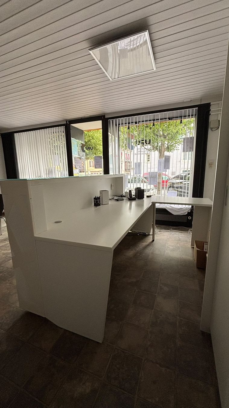 Allestimento di negozi e stand fieristici: Réception bureau moderne design géométrique crème – Usato da Rebeuvelier venduto da facenordsa 7