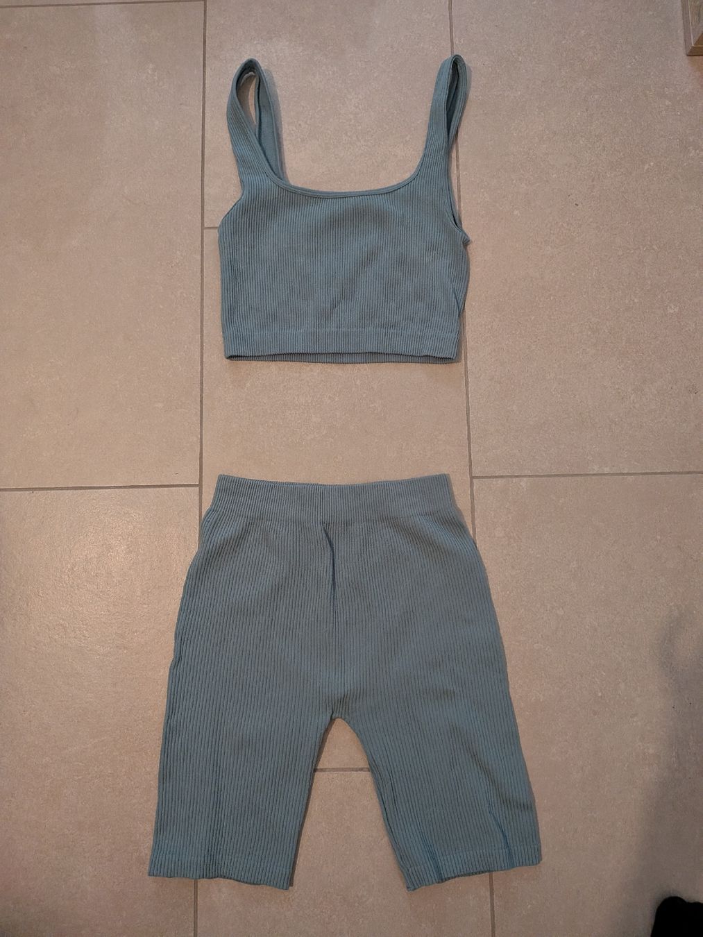 Zara Lotti di vestiti: ensemble sport Zara – Usato da Genève venduto da Maelenn