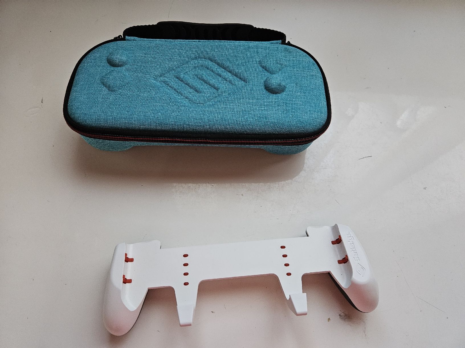 Taschen: Zengrip Go Switch Lite weiss mit Tasche – Gebraucht aus Sutz von justinundfriends