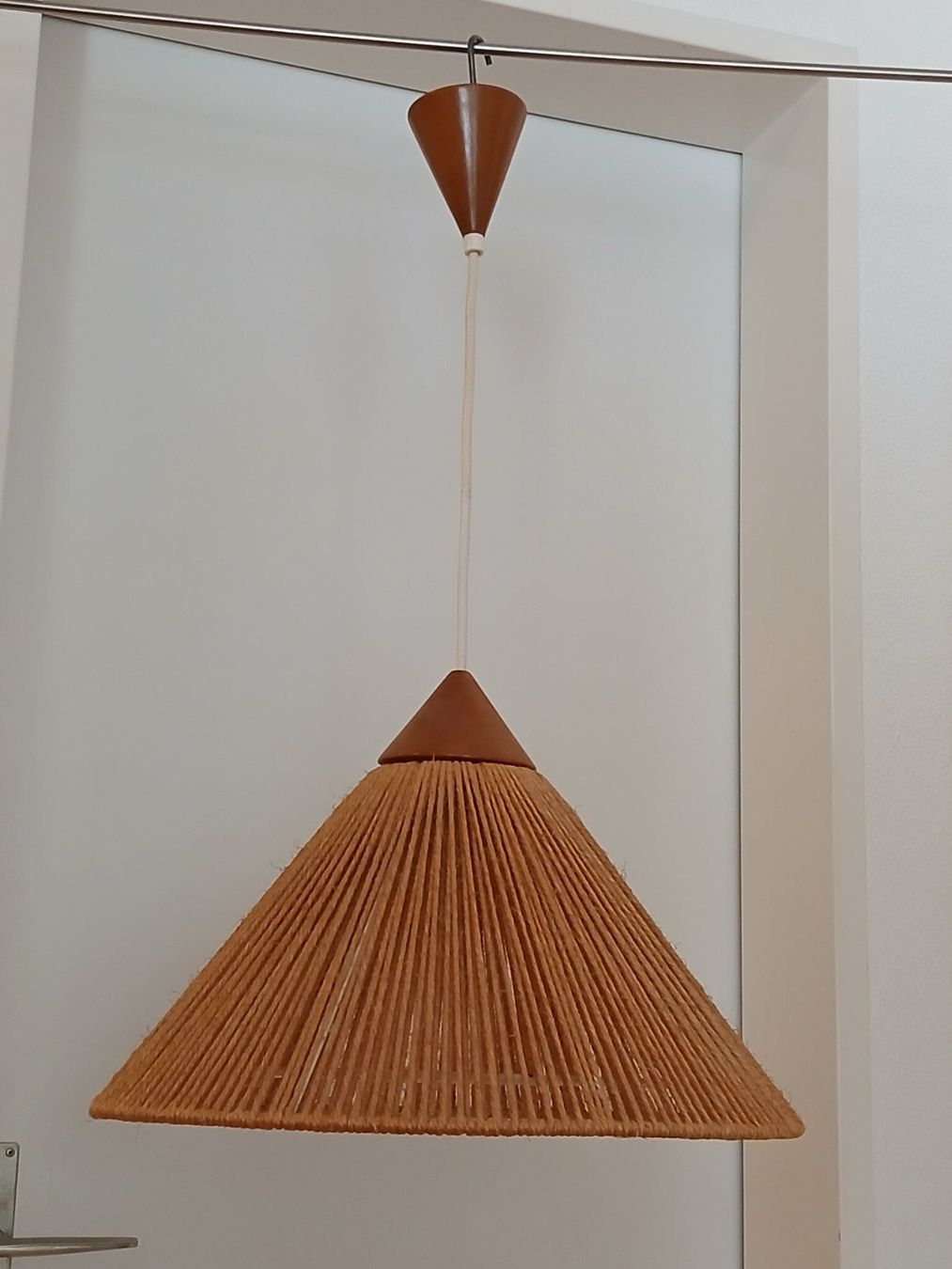 Temde Leuchten Lampadari & plafoniere: Seltene Temde Deckenleuchte 60er Holz mit Sisal – Usato da Zumikon venduto da Vollvintage