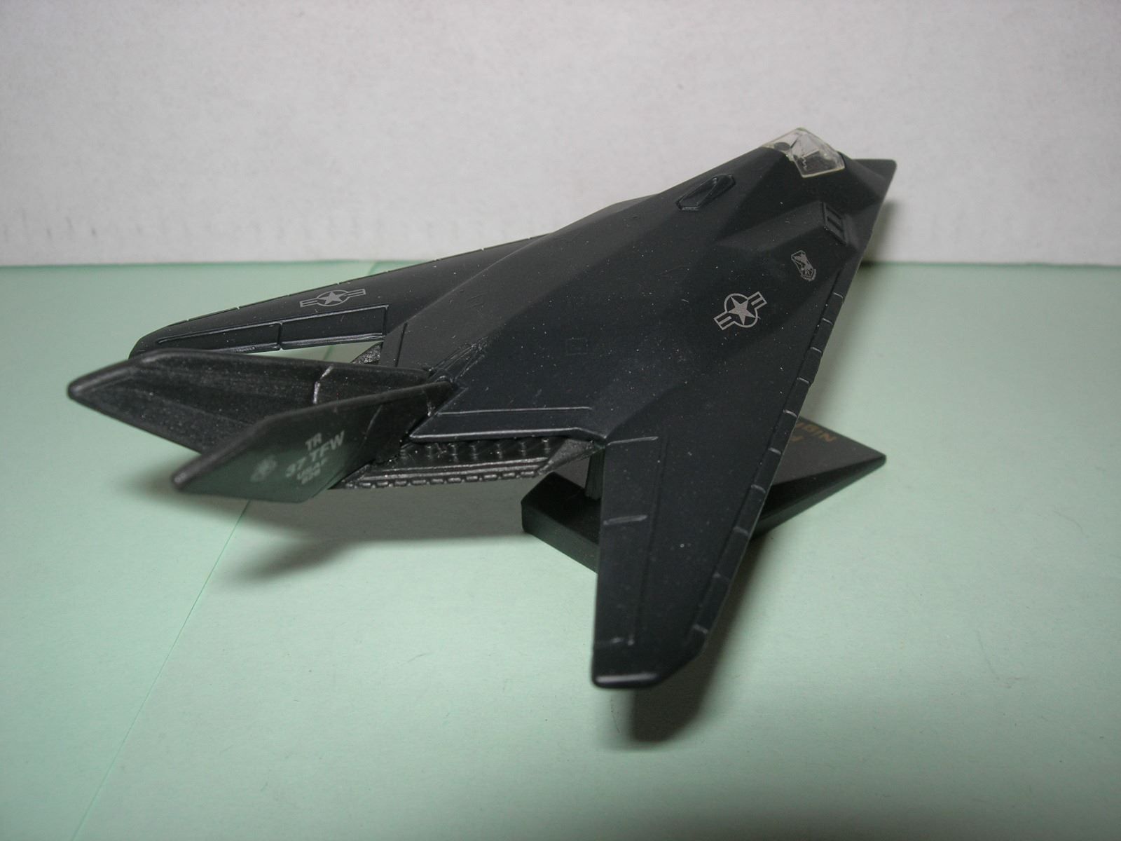 Maisto Kit di modellismo & Modellini statici: F-117A Nighthawk ° Maisto 1:87 – Nuovo e nell'imballaggio originale da Hornussen venduto da Amw 1